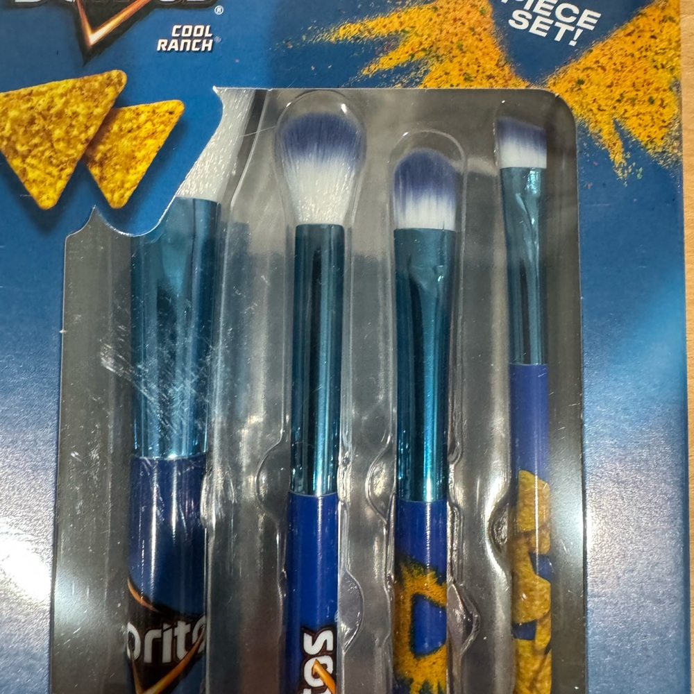 Cosmetic 4 Brush Set - Doritos NWT - Picture 5 of 7